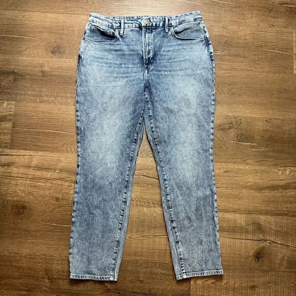 Good American | Good Classic Slim Straight Jeans - Picture 4 of 12